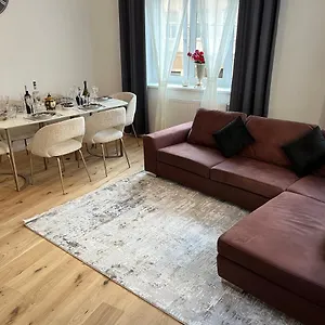  Apartment A&a Living - Best Location In !!!